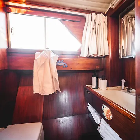 Botel Alojamiento En Barco Oasis *